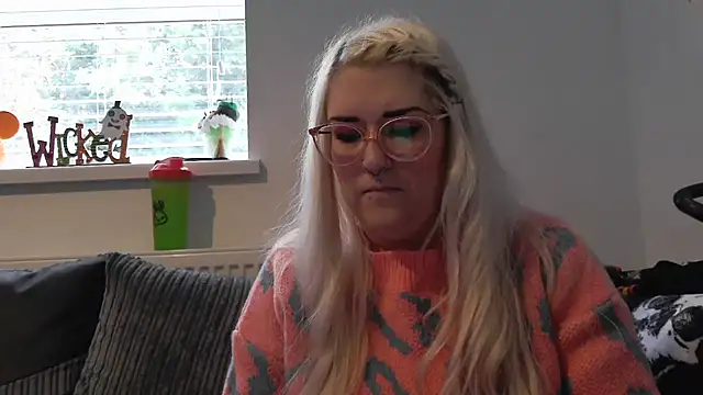 Snapshot of Sizzling_Indie36 chatting on 10/14/25, 09:32 Sizzling Indie36 online show from 10/14/25, 09:32