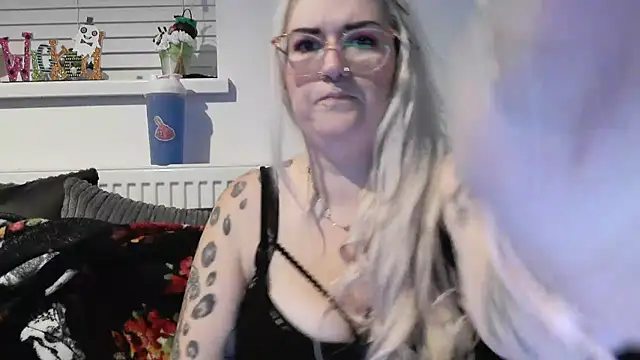 Snapshot of Sizzling_Indie36 chatting on 10/14/25, 10:32 Sizzling Indie36 online show from 10/14/25, 10:32