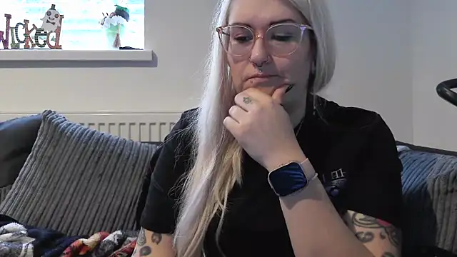 Snapshot of Sizzling_Indie36 chatting on 10/15/25, 11:21 Sizzling Indie36 online show from 10/15/25, 11:21