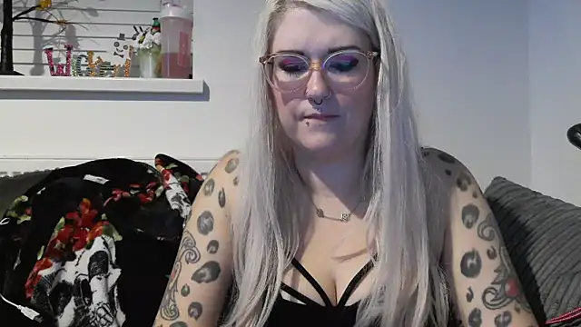 Snapshot of Sizzling_Indie36 chatting on 10/18/25, 10:10 Sizzling Indie36 online show from 10/18/25, 10:10