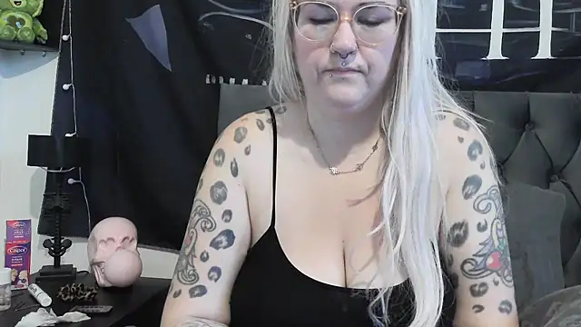 Snapshot of Sizzling_Indie36 chatting on 10/19/25, 11:00 Sizzling Indie36 online show from 10/19/25, 11:00