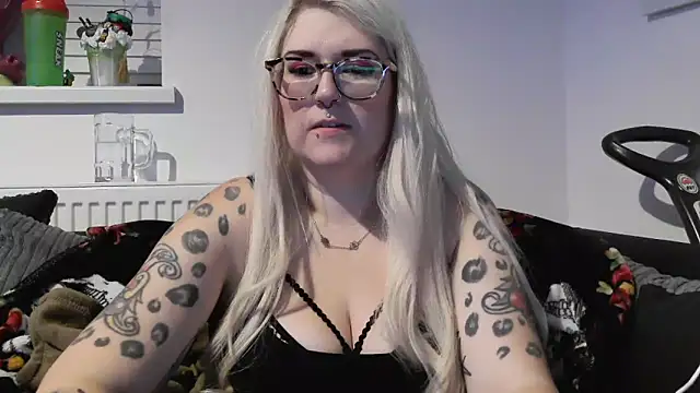 Snapshot of Sizzling_Indie36 chatting on 11/01/25, 11:18 Sizzling Indie36 online show from 11/01/25, 11:18