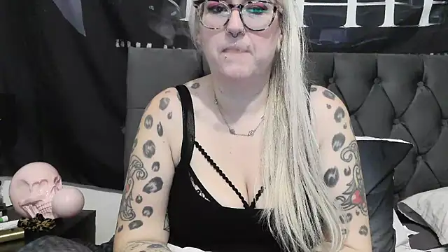 Snapshot of Sizzling_Indie36 chatting on 11/08/25, 12:22 Sizzling Indie36 online show from 11/08/25, 12:22