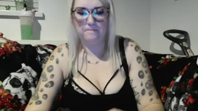 Snapshot of Sizzling_Indie36 chatting on 11/10/25, 05:45 Sizzling Indie36 online show from 11/10/25, 05:45