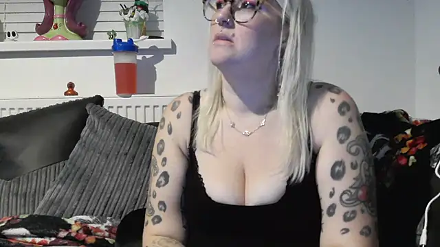 Snapshot of Sizzling_Indie36 chatting on 11/12/25, 05:13 Sizzling Indie36 online show from 11/12/25, 05:13