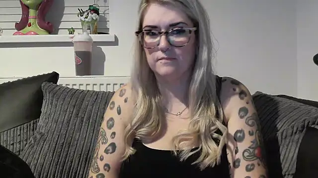 Snapshot of Sizzling_Indie36 chatting on 11/13/25, 08:19 Sizzling Indie36 online show from 11/13/25, 08:19