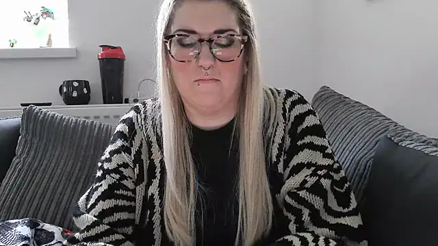 Snapshot of Sizzling_Indie36 chatting on 11/18/25, 02:54 Sizzling Indie36 online show from 11/18/25, 02:54