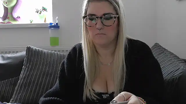 Snapshot of Sizzling_Indie36 chatting on 11/19/25, 01:55 Sizzling Indie36 online show from 11/19/25, 01:55