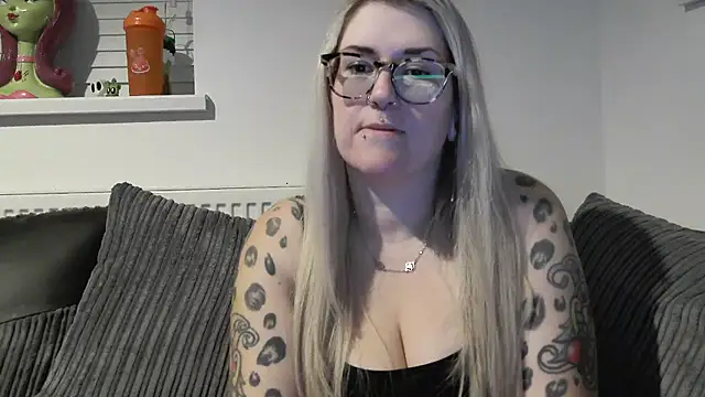 Snapshot of Sizzling_Indie36 chatting on 11/22/25, 11:04 Sizzling Indie36 online show from 11/22/25, 11:04