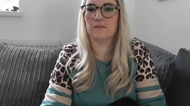 Snapshot of Sizzling_Indie36 chatting on 11/25/25, 12:27 Sizzling Indie36 online show from 11/25/25, 12:27