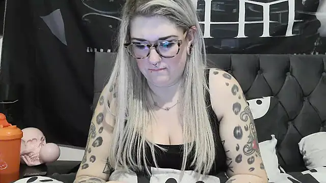 Snapshot of Sizzling_Indie36 chatting on 12/15/25, 12:15 Sizzling Indie36 online show from 12/15/25, 12:15