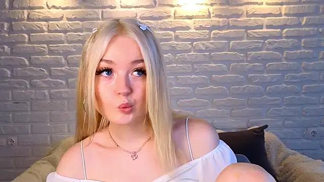 Snapshot of minigirl chatting on 03/15/25, 07:20 minigirl online show from 03/15/25, 07:20