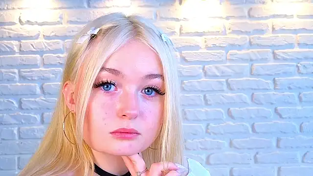 Snapshot of minigirl chatting on 03/18/25, 10:14 minigirl online show from 03/18/25, 10:14