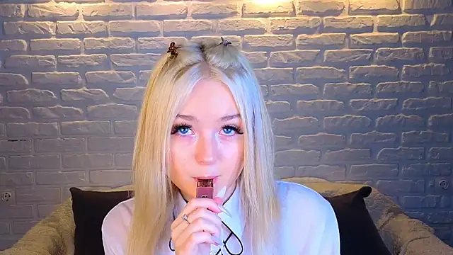 Snapshot of minigirl chatting on 03/19/25, 04:03 minigirl online show from 03/19/25, 04:03