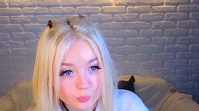 Snapshot of minigirl chatting on 03/19/25, 10:11 minigirl online show from 03/19/25, 10:11