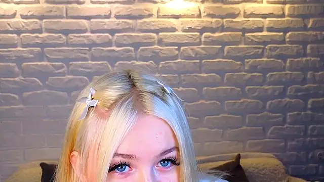 Snapshot of minigirl chatting on 03/22/25, 03:20 minigirl online show from 03/22/25, 03:20