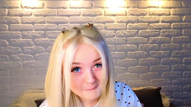 Snapshot of minigirl chatting on 03/23/25, 04:05 minigirl online show from 03/23/25, 04:05