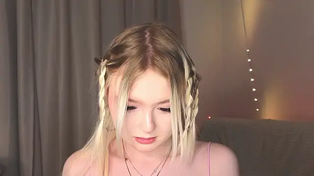 Snapshot of minigirl chatting on 02/02/26, 04:06 minigirl online show from 02/02/26, 04:06