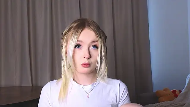 Snapshot of minigirl chatting on 02/04/26, 05:02 minigirl online show from 02/04/26, 05:02