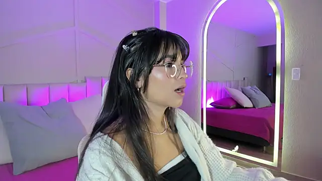 Snapshot of Eimmy_bm chatting on 10/13/25, 07:03 Eimmy bm online show from 10/13/25, 07:03