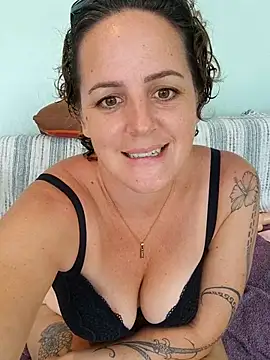 emiliemilf online show from 04/21/26, 01:42