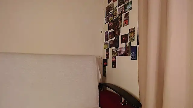 Snapshot of c0ralynx chatting on 11/12/25, 10:09 c0ralynx online show from 11/12/25, 10:09