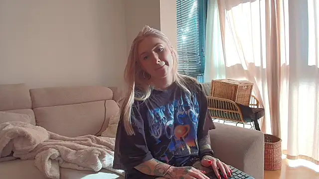 Snapshot of tattoobbgirl chatting on 05/16/26, 04:17 tattoobbgirl online show from 05/16/26, 04:17