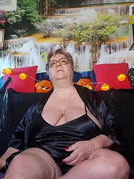 QueenPammy1 online show from 11/01/25, 05:42