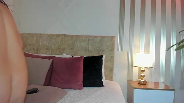 Snapshot of angelinarouse_ chatting on 10/20/25, 12:44 angelinarouse online show from 10/20/25, 12:44