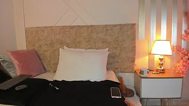 angelinarouse  online show from 12/22/25, 05:04