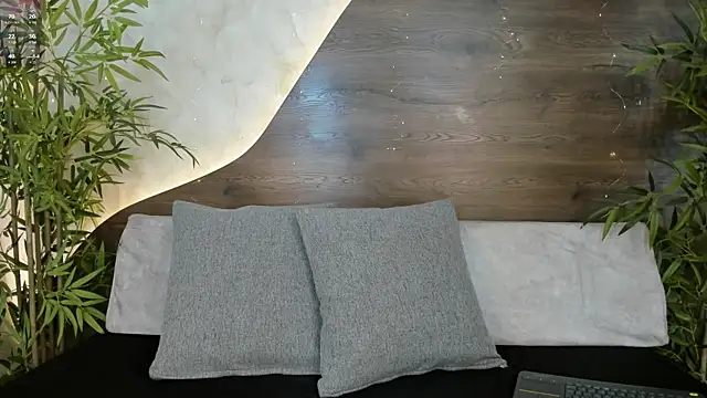 mia lacy  online show from 12/01/25, 08:03