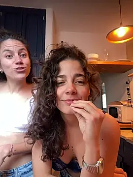 Snapshot of Amapola0411 chatting on 03/18/25, 03:53 Amapola0411 online show from 03/18/25, 03:53