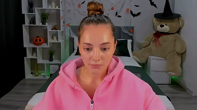 MelanieAlves online show from 10/20/25, 05:57