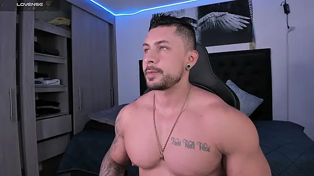 santi aesthetic online show from 09/19/25, 01:18