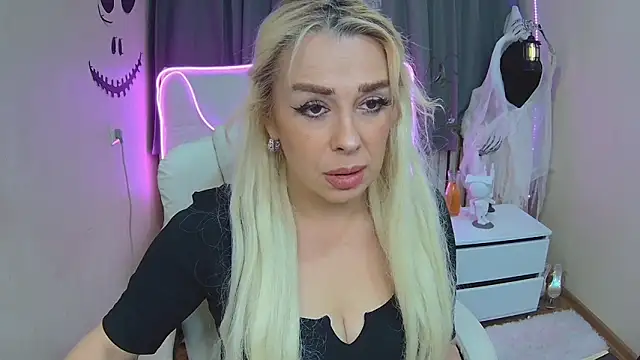 Snapshot of KatrinaCharm chatting on 10/11/25, 12:15 KatrinaCharm online show from 10/11/25, 12:15