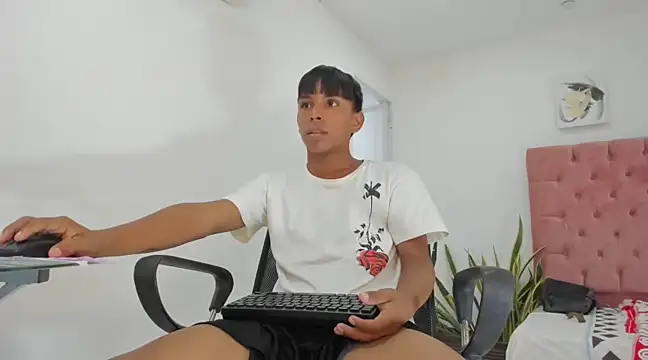 Snapshot of videmasterx chatting on 03/20/25, 04:31 videmasterx online show from 03/20/25, 04:31