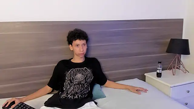 Snapshot of Andrew_Thompson333 chatting on 03/21/25, 07:00 Andrew Thompson333 online show from 03/21/25, 07:00