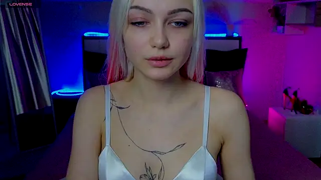 LinaLirian online show from 11/15/25, 01:51