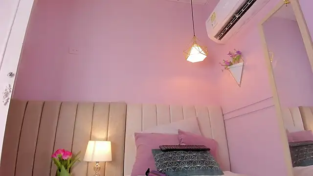 Snapshot of _lucia_18 chatting on 10/22/25, 03:34 lucia 18 online show from 10/22/25, 03:34