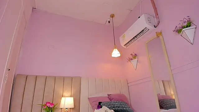 Snapshot of _lucia_18 chatting on 10/25/25, 12:45 lucia 18 online show from 10/25/25, 12:45