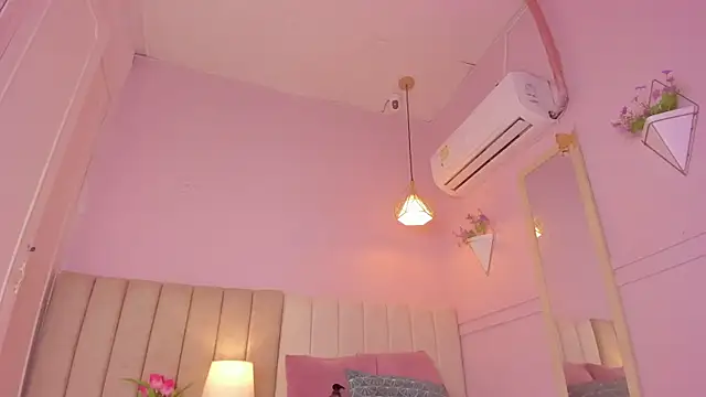 Snapshot of _lucia_18 chatting on 11/05/25, 06:30 lucia 18 online show from 11/05/25, 06:30