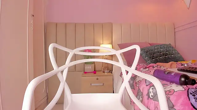 Snapshot of _lucia_18 chatting on 11/14/25, 06:45 lucia 18 online show from 11/14/25, 06:45