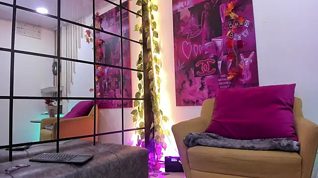 Snapshot of floraginette chatting on 11/25/25, 06:19 floraginette online show from 11/25/25, 06:19