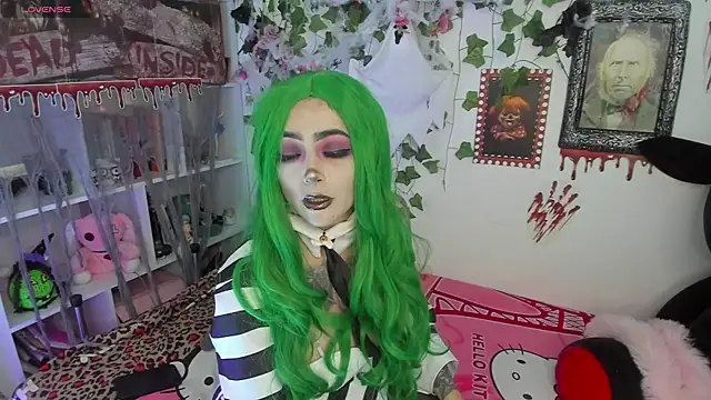 sarahminage  online show from 10/30/25, 05:13