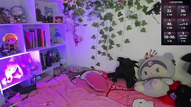 sarahminage  online show from 11/18/25, 09:08