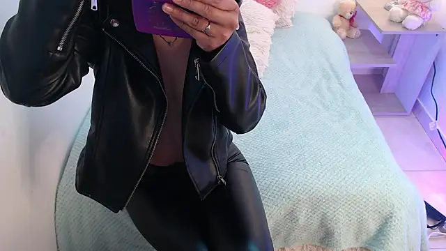 Snapshot of renataj chatting on 11/03/25, 07:04 renataj online show from 11/03/25, 07:04