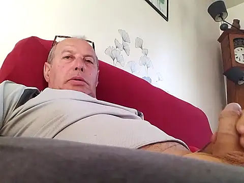 Snapshot of Vince072 chatting on 06/14/26, 07:43 Vince072 online show from 06/14/26, 07:43