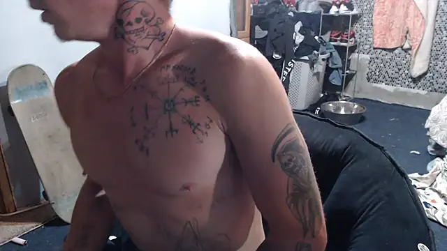 Snapshot of mastertrap chatting on 09/22/25, 01:40 mastertrap online show from 09/22/25, 01:40