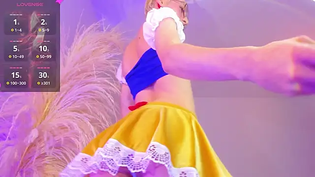 liiamluna  online show from 10/31/25, 09:32