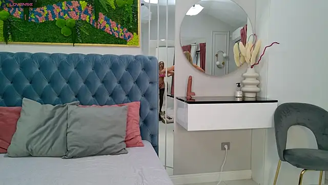 Snapshot of SiennaPierce chatting on 11/15/25, 05:27 SiennaPierce online show from 11/15/25, 05:27